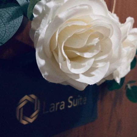 Lara Suite Сомбатхей Экстерьер фото
