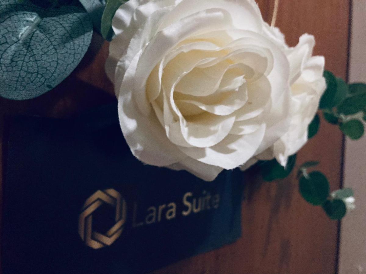 Lara Suite Сомбатхей Экстерьер фото